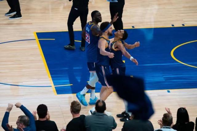 九游体育-【现场】利刃出鞘！汤神归来勇士用逆转锁定季后赛